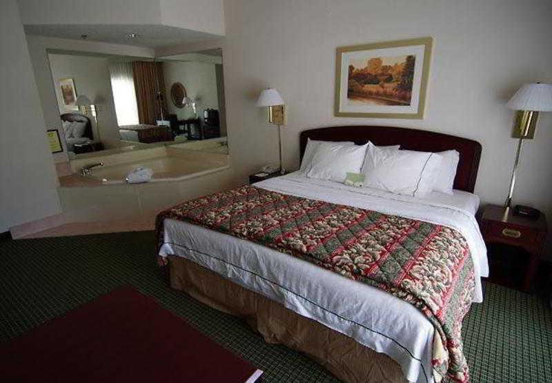 Courtyard By Marriott Tulsa Central Экстерьер фото