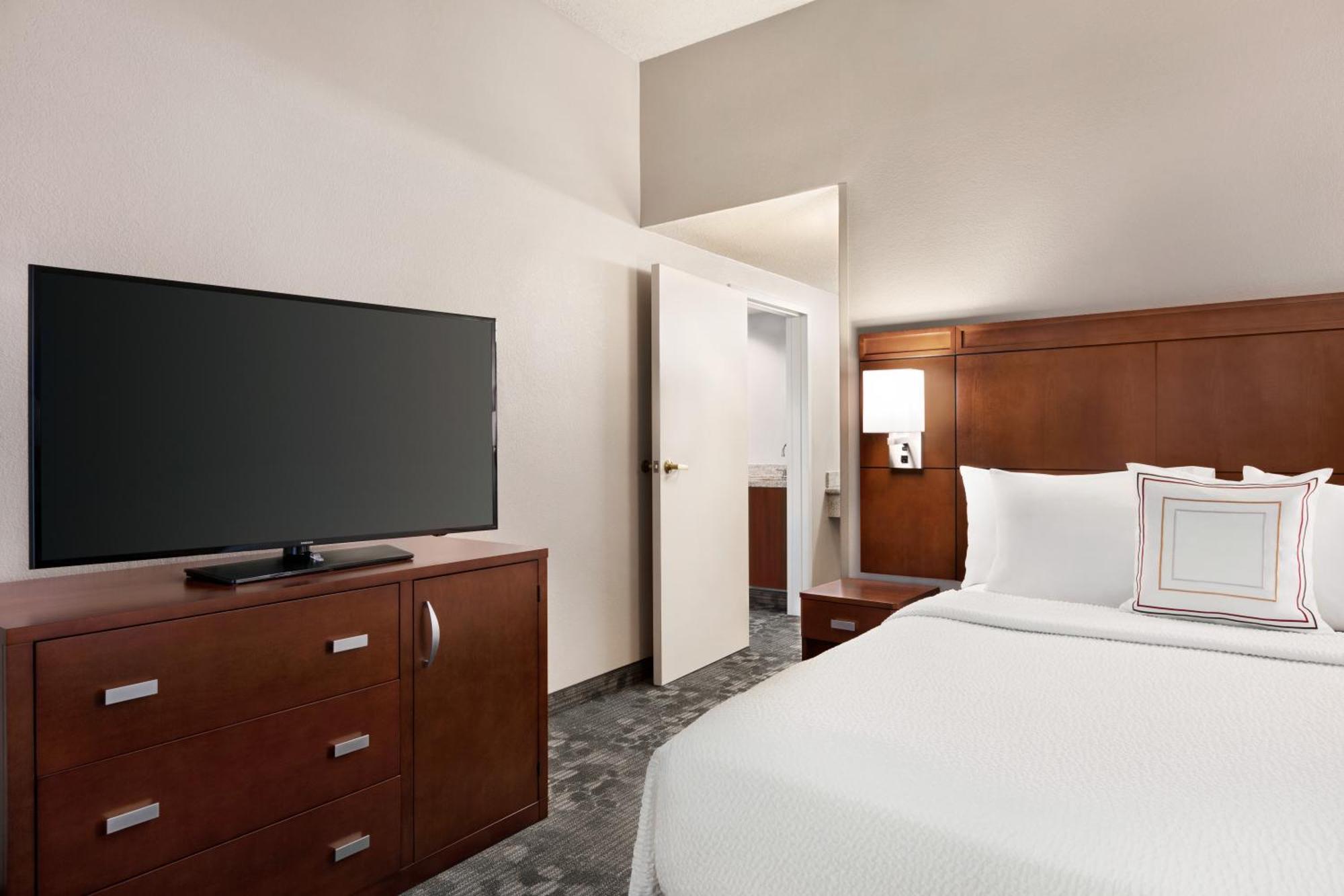 Courtyard By Marriott Tulsa Central Экстерьер фото