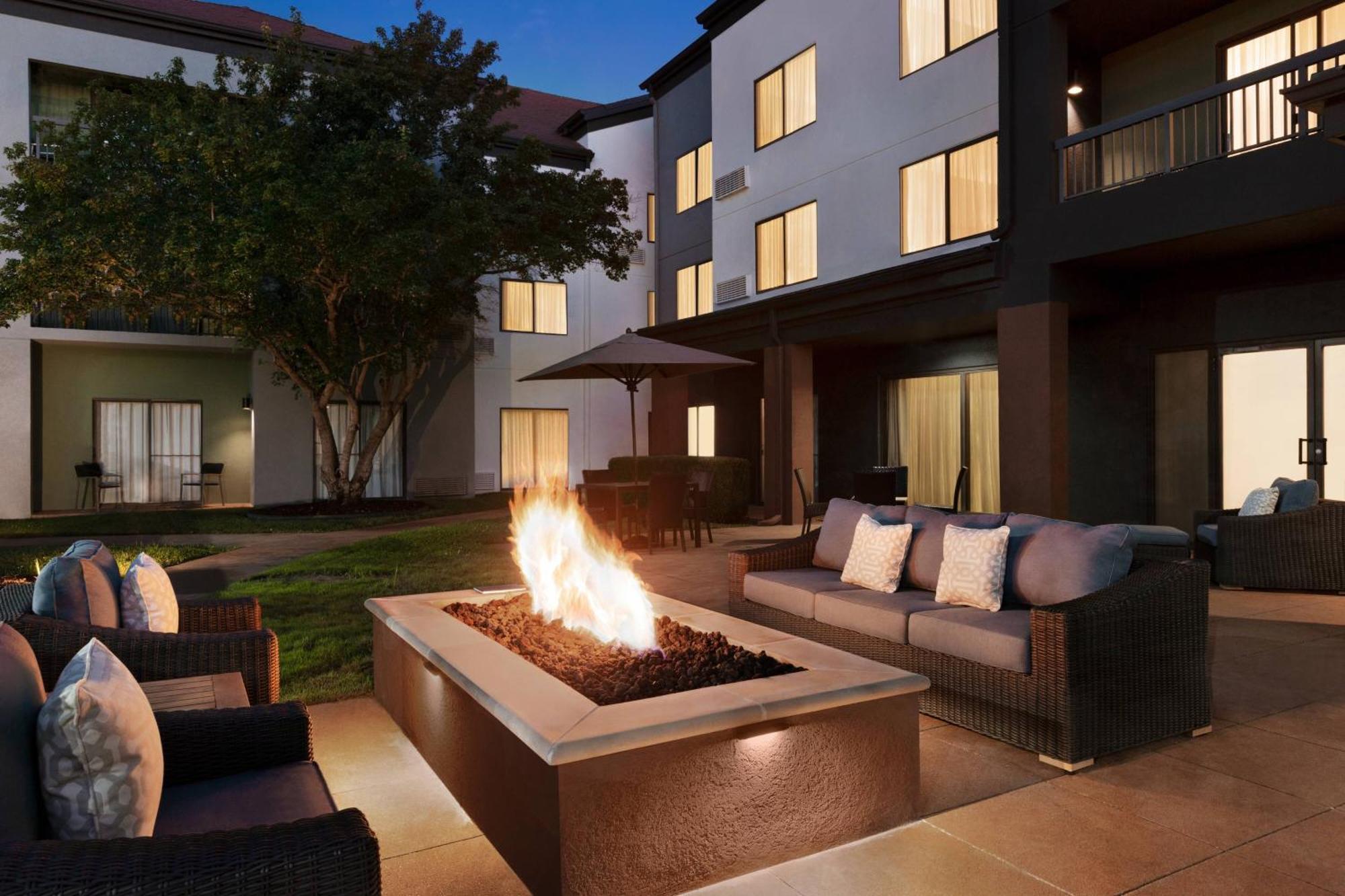 Courtyard By Marriott Tulsa Central Экстерьер фото