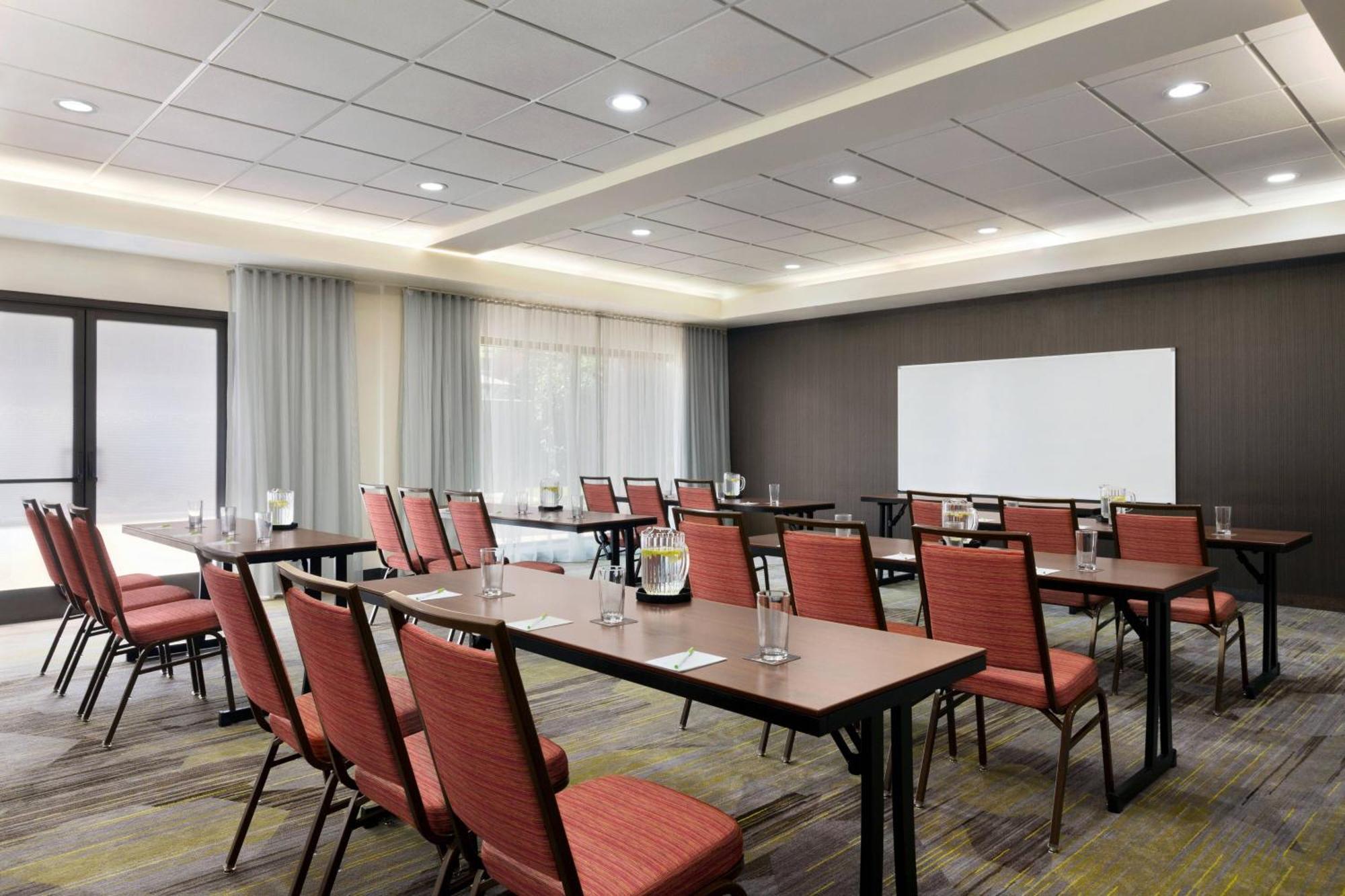 Courtyard By Marriott Tulsa Central Экстерьер фото