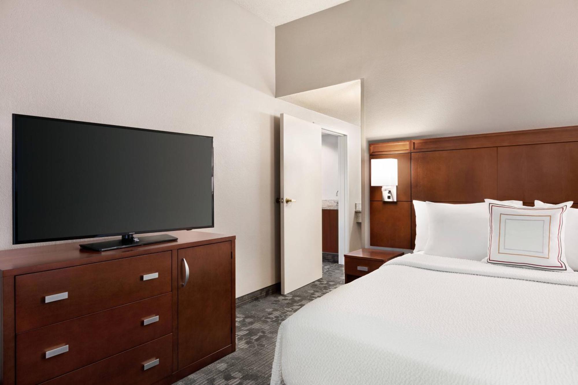 Courtyard By Marriott Tulsa Central Экстерьер фото