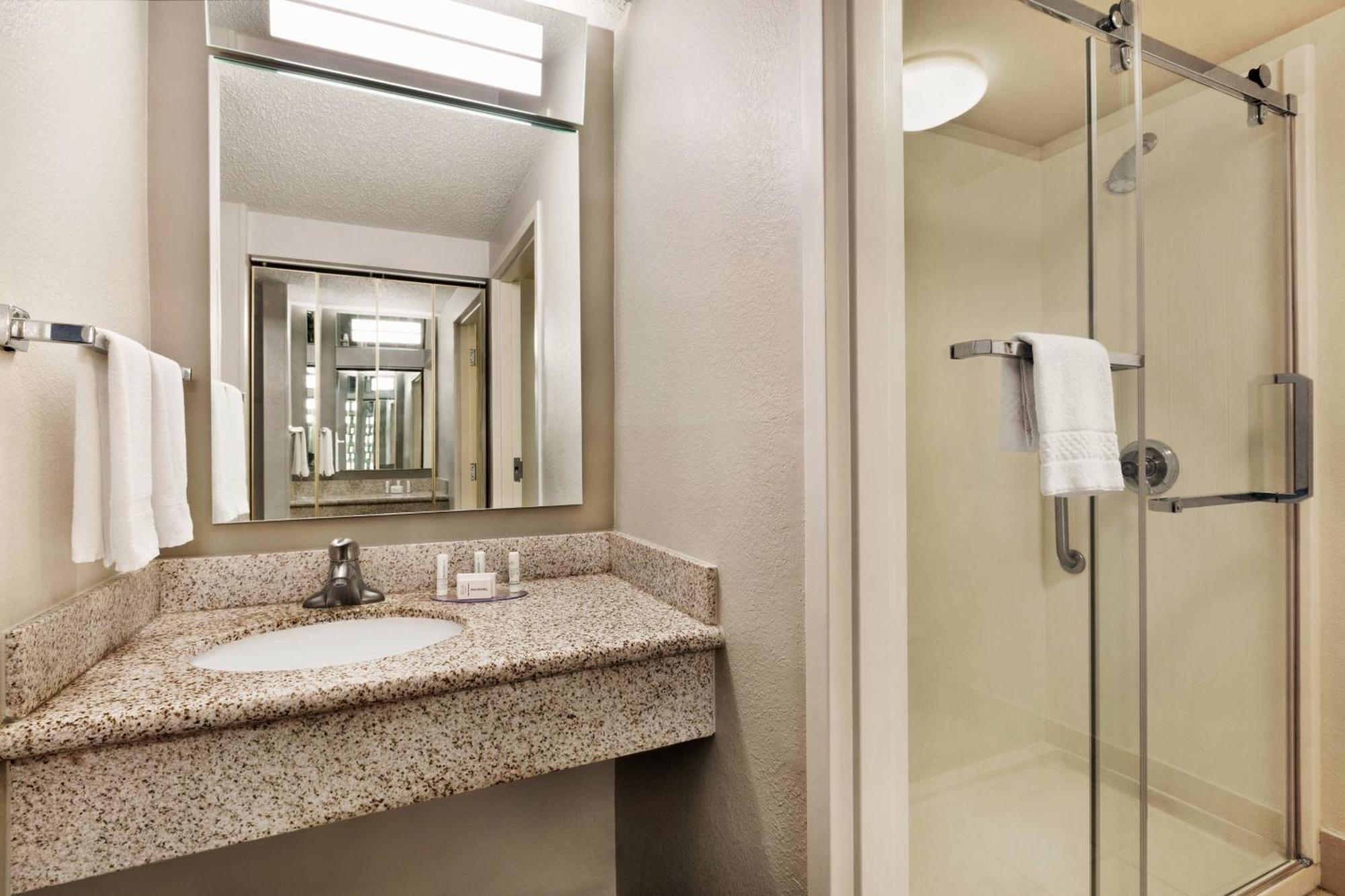 Courtyard By Marriott Tulsa Central Экстерьер фото
